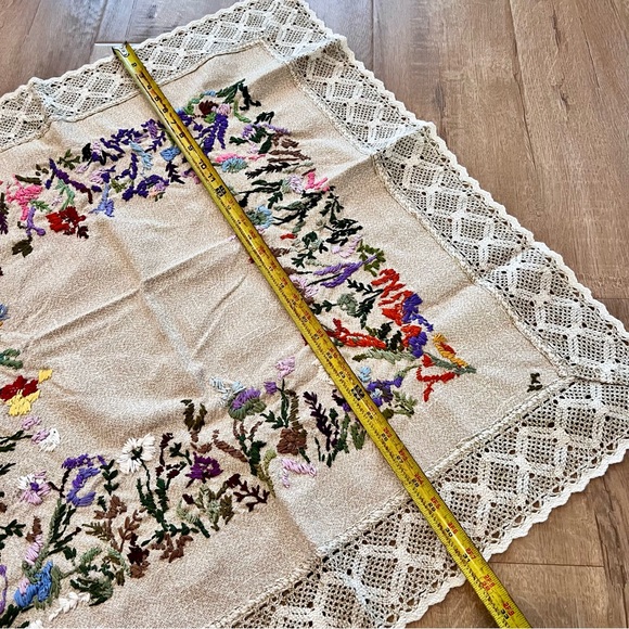 Stunning‎ Vintage Hand Embroidered Floral Design Square Table Cloth Cover 31.5” - Picture 5 of 5